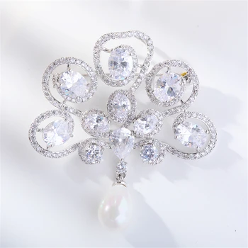 Retten Style Vintage Fan Form Zircon Broche Pin Luksus Krystaller Brocher for Kvinder Elegante Dingle Perle Bryllup Corsage Broche